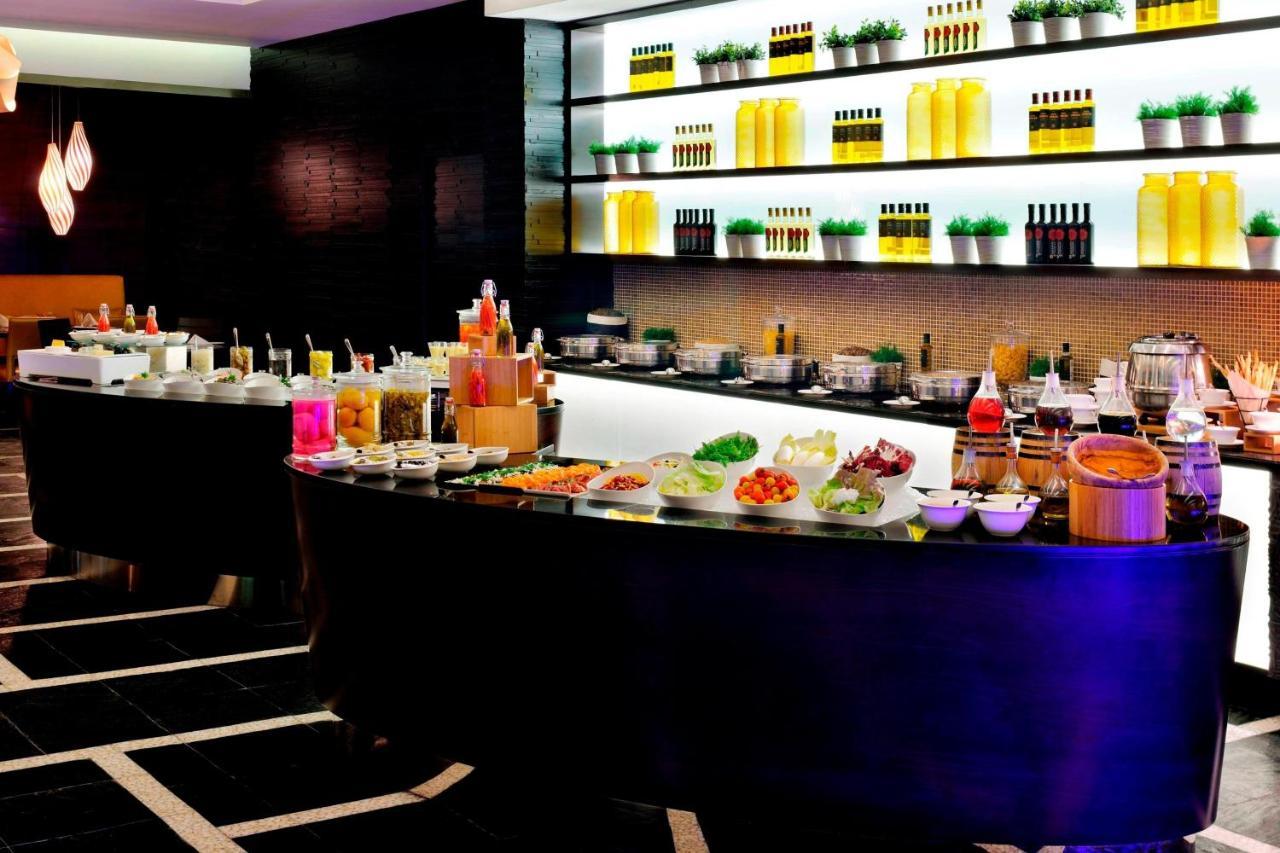 Marriott Executive Apartments Al Jaddaf, Dubai Luaran gambar A buffet at a hotel