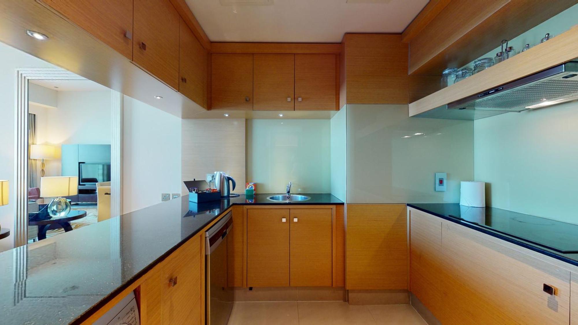 Marriott Executive Apartments Al Jaddaf, Dubai Bilik gambar A kitchen in a hotel suite
