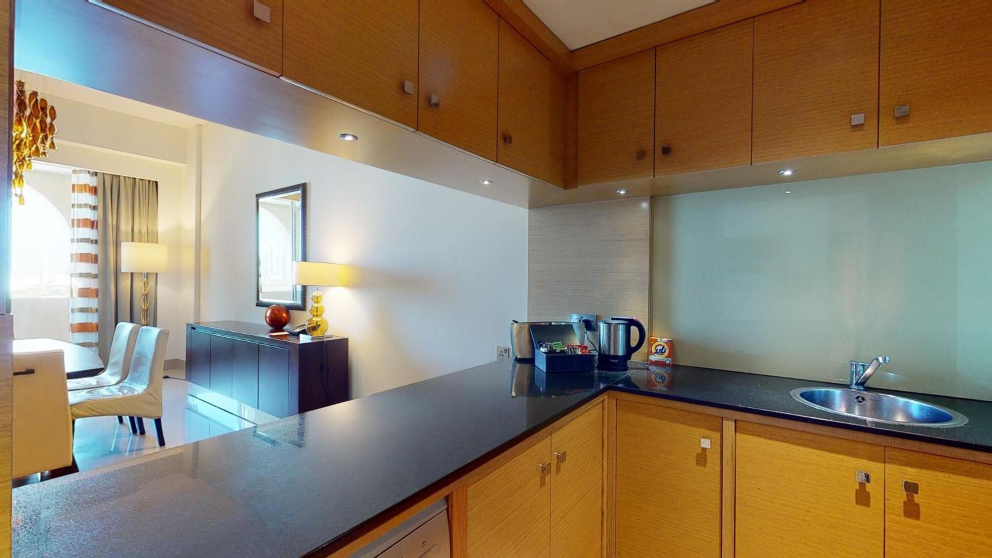 Marriott Executive Apartments Al Jaddaf, Dubai Bilik gambar A typical kitchen in a serviced apartment