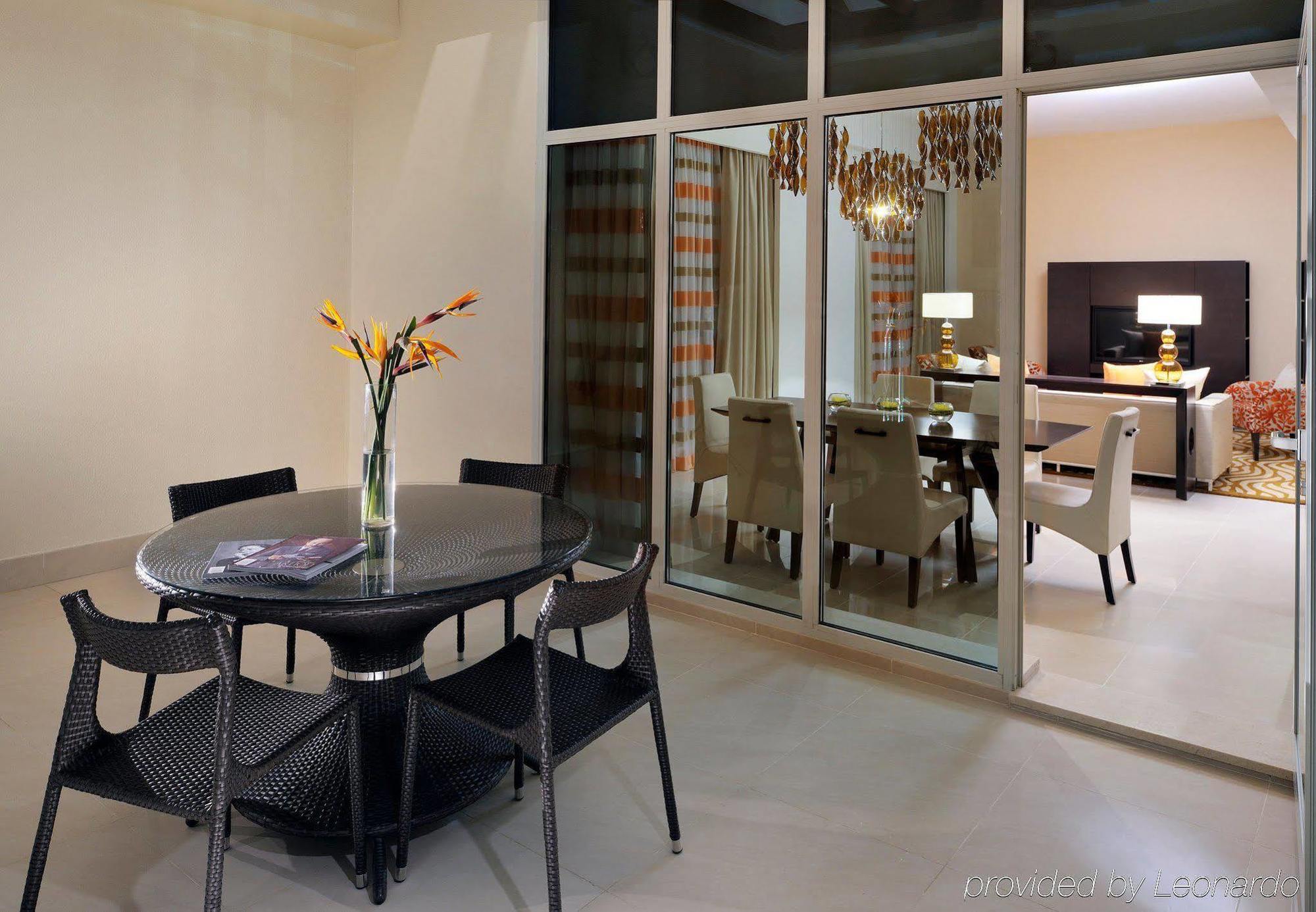 Marriott Executive Apartments Al Jaddaf, Dubai Luaran gambar A dining room